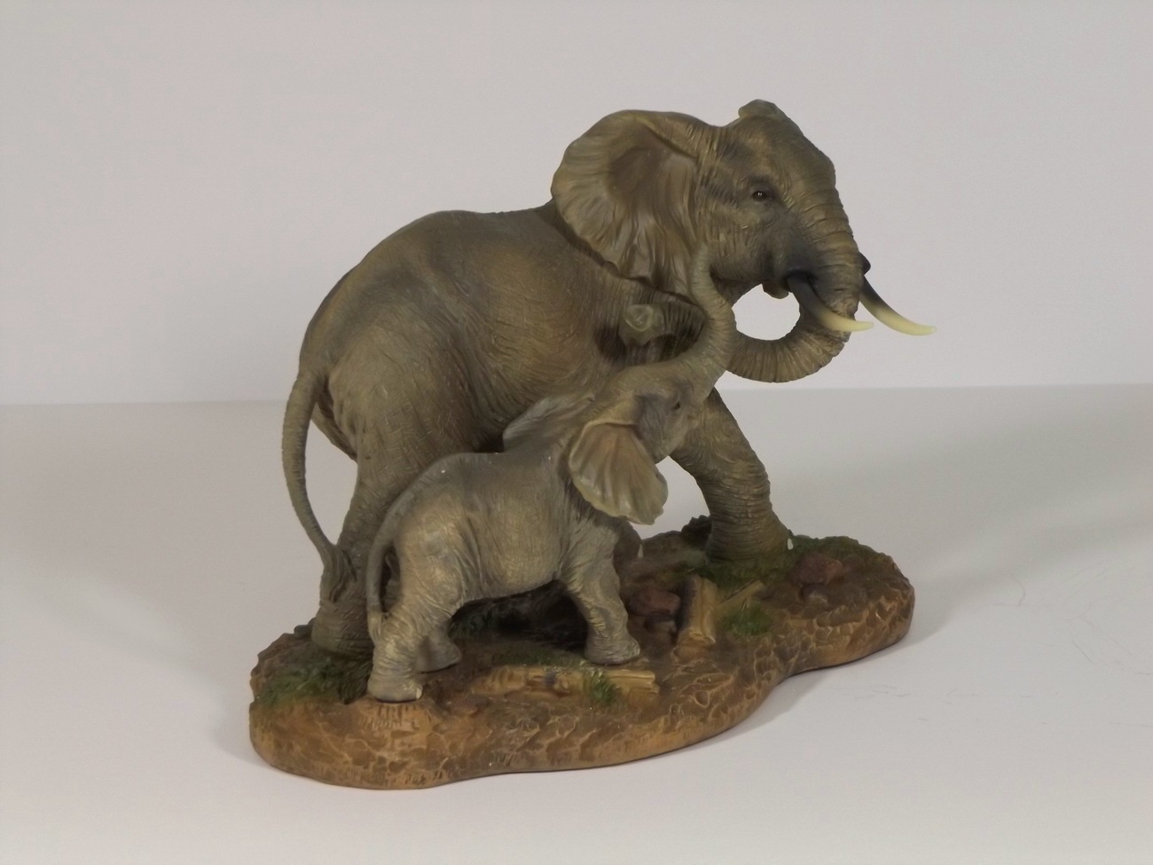 Elefant mit Baby auf Baumstamm Skulptur Deko Garten Tier Figur Afrika Statue 